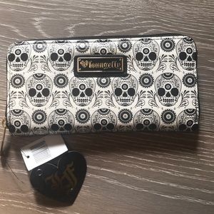 💀 Loungefly NWT skulls zip around wallet! 💀
